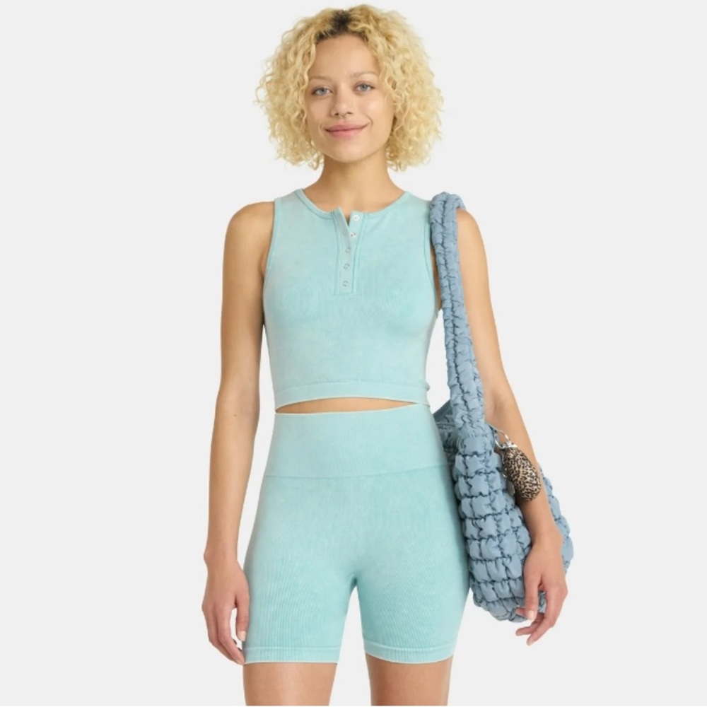 No Boundaries Seamless Cropped Henley Tank and Bike Shorts Set, 2-Piece - Picture 4 of 5